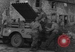 Standbild USA Soldaten Gressenich Deutschland, 1944, aus Sekunde 21 historischem Filmmaterial Videoclip 65675070146