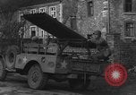 Standbild USA Soldaten Gressenich Deutschland, 1944, aus Sekunde 37 historischem Filmmaterial Videoclip 65675070146