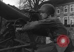Standbild USA Soldaten Gressenich Deutschland, 1944, aus Sekunde 38 historischem Filmmaterial Videoclip 65675070146