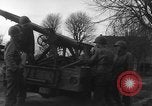 Standbild USA Soldaten Gressenich Deutschland, 1944, aus Sekunde 58 historischem Filmmaterial Videoclip 65675070146