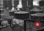Standbild Ölraffinerie United States USA, 1923, aus Sekunde 62 historischem Filmmaterial Videoclip 65675070152