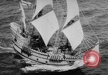 Image navire Mayflower II Plymouth Massachusetts USA, 1957, de la seconde 10 séquences d'archives historiques vidéo 65675070195