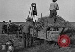 Standbild Traktor-powered Heu pressen Maschine United States USA, 1919, aus Sekunde 1 historischem Filmmaterial Videoclip 65675070235