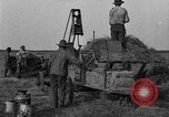 Standbild Traktor-powered Heu pressen Maschine United States USA, 1919, aus Sekunde 3 historischem Filmmaterial Videoclip 65675070235