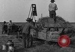 Standbild Traktor-powered Heu pressen Maschine United States USA, 1919, aus Sekunde 4 historischem Filmmaterial Videoclip 65675070235