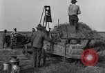 Standbild Traktor-powered Heu pressen Maschine United States USA, 1919, aus Sekunde 6 historischem Filmmaterial Videoclip 65675070235