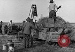 Standbild Traktor-powered Heu pressen Maschine United States USA, 1919, aus Sekunde 7 historischem Filmmaterial Videoclip 65675070235
