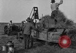 Standbild Traktor-powered Heu pressen Maschine United States USA, 1919, aus Sekunde 8 historischem Filmmaterial Videoclip 65675070235