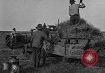Standbild Traktor-powered Heu pressen Maschine United States USA, 1919, aus Sekunde 9 historischem Filmmaterial Videoclip 65675070235