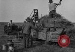 Standbild Traktor-powered Heu pressen Maschine United States USA, 1919, aus Sekunde 10 historischem Filmmaterial Videoclip 65675070235