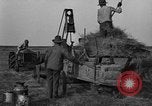 Standbild Traktor-powered Heu pressen Maschine United States USA, 1919, aus Sekunde 11 historischem Filmmaterial Videoclip 65675070235
