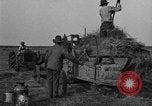 Standbild Traktor-powered Heu pressen Maschine United States USA, 1919, aus Sekunde 12 historischem Filmmaterial Videoclip 65675070235