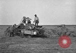 Standbild Traktor-powered Heu pressen Maschine United States USA, 1919, aus Sekunde 13 historischem Filmmaterial Videoclip 65675070235