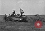 Standbild Traktor-powered Heu pressen Maschine United States USA, 1919, aus Sekunde 14 historischem Filmmaterial Videoclip 65675070235