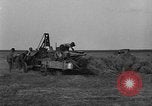 Standbild Traktor-powered Heu pressen Maschine United States USA, 1919, aus Sekunde 17 historischem Filmmaterial Videoclip 65675070235