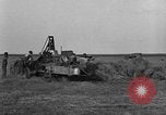Standbild Traktor-powered Heu pressen Maschine United States USA, 1919, aus Sekunde 18 historischem Filmmaterial Videoclip 65675070235