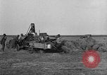 Standbild Traktor-powered Heu pressen Maschine United States USA, 1919, aus Sekunde 19 historischem Filmmaterial Videoclip 65675070235