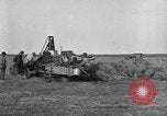 Standbild Traktor-powered Heu pressen Maschine United States USA, 1919, aus Sekunde 21 historischem Filmmaterial Videoclip 65675070235
