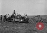 Standbild Traktor-powered Heu pressen Maschine United States USA, 1919, aus Sekunde 22 historischem Filmmaterial Videoclip 65675070235