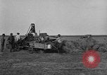 Standbild Traktor-powered Heu pressen Maschine United States USA, 1919, aus Sekunde 23 historischem Filmmaterial Videoclip 65675070235