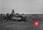 Standbild Traktor-powered Heu pressen Maschine United States USA, 1919, aus Sekunde 24 historischem Filmmaterial Videoclip 65675070235