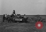 Standbild Traktor-powered Heu pressen Maschine United States USA, 1919, aus Sekunde 25 historischem Filmmaterial Videoclip 65675070235