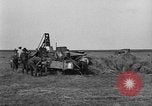Standbild Traktor-powered Heu pressen Maschine United States USA, 1919, aus Sekunde 26 historischem Filmmaterial Videoclip 65675070235