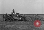 Standbild Traktor-powered Heu pressen Maschine United States USA, 1919, aus Sekunde 27 historischem Filmmaterial Videoclip 65675070235
