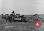 Standbild Traktor-powered Heu pressen Maschine United States USA, 1919, aus Sekunde 28 historischem Filmmaterial Videoclip 65675070235