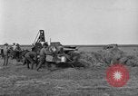 Standbild Traktor-powered Heu pressen Maschine United States USA, 1919, aus Sekunde 29 historischem Filmmaterial Videoclip 65675070235