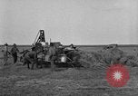 Standbild Traktor-powered Heu pressen Maschine United States USA, 1919, aus Sekunde 31 historischem Filmmaterial Videoclip 65675070235