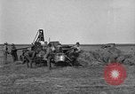 Standbild Traktor-powered Heu pressen Maschine United States USA, 1919, aus Sekunde 32 historischem Filmmaterial Videoclip 65675070235