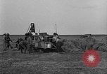 Standbild Traktor-powered Heu pressen Maschine United States USA, 1919, aus Sekunde 34 historischem Filmmaterial Videoclip 65675070235
