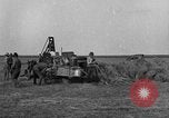 Standbild Traktor-powered Heu pressen Maschine United States USA, 1919, aus Sekunde 35 historischem Filmmaterial Videoclip 65675070235