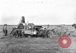 Standbild Traktor-powered Heu pressen Maschine United States USA, 1919, aus Sekunde 36 historischem Filmmaterial Videoclip 65675070235