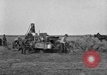 Standbild Traktor-powered Heu pressen Maschine United States USA, 1919, aus Sekunde 37 historischem Filmmaterial Videoclip 65675070235