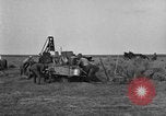 Standbild Traktor-powered Heu pressen Maschine United States USA, 1919, aus Sekunde 39 historischem Filmmaterial Videoclip 65675070235