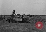 Standbild Traktor-powered Heu pressen Maschine United States USA, 1919, aus Sekunde 41 historischem Filmmaterial Videoclip 65675070235