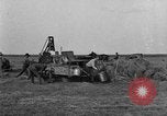 Standbild Traktor-powered Heu pressen Maschine United States USA, 1919, aus Sekunde 42 historischem Filmmaterial Videoclip 65675070235