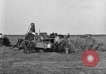 Standbild Traktor-powered Heu pressen Maschine United States USA, 1919, aus Sekunde 43 historischem Filmmaterial Videoclip 65675070235