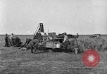 Standbild Traktor-powered Heu pressen Maschine United States USA, 1919, aus Sekunde 45 historischem Filmmaterial Videoclip 65675070235