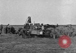 Standbild Traktor-powered Heu pressen Maschine United States USA, 1919, aus Sekunde 46 historischem Filmmaterial Videoclip 65675070235
