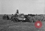 Standbild Traktor-powered Heu pressen Maschine United States USA, 1919, aus Sekunde 47 historischem Filmmaterial Videoclip 65675070235