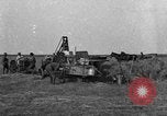 Standbild Traktor-powered Heu pressen Maschine United States USA, 1919, aus Sekunde 48 historischem Filmmaterial Videoclip 65675070235