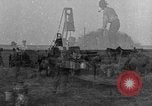 Standbild Traktor-powered Heu pressen Maschine United States USA, 1919, aus Sekunde 49 historischem Filmmaterial Videoclip 65675070235