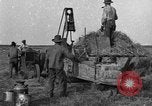Standbild Traktor-powered Heu pressen Maschine United States USA, 1919, aus Sekunde 50 historischem Filmmaterial Videoclip 65675070235