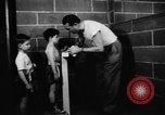Image garçons compétition de boxe New York City USA, 1948, de la seconde 4 séquences d'archives historiques vidéo 65675070239