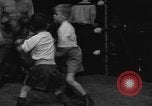 Image garçons compétition de boxe New York City USA, 1948, de la seconde 10 séquences d'archives historiques vidéo 65675070239