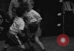 Image garçons compétition de boxe New York City USA, 1948, de la seconde 12 séquences d'archives historiques vidéo 65675070239