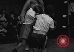 Image garçons compétition de boxe New York City USA, 1948, de la seconde 13 séquences d'archives historiques vidéo 65675070239